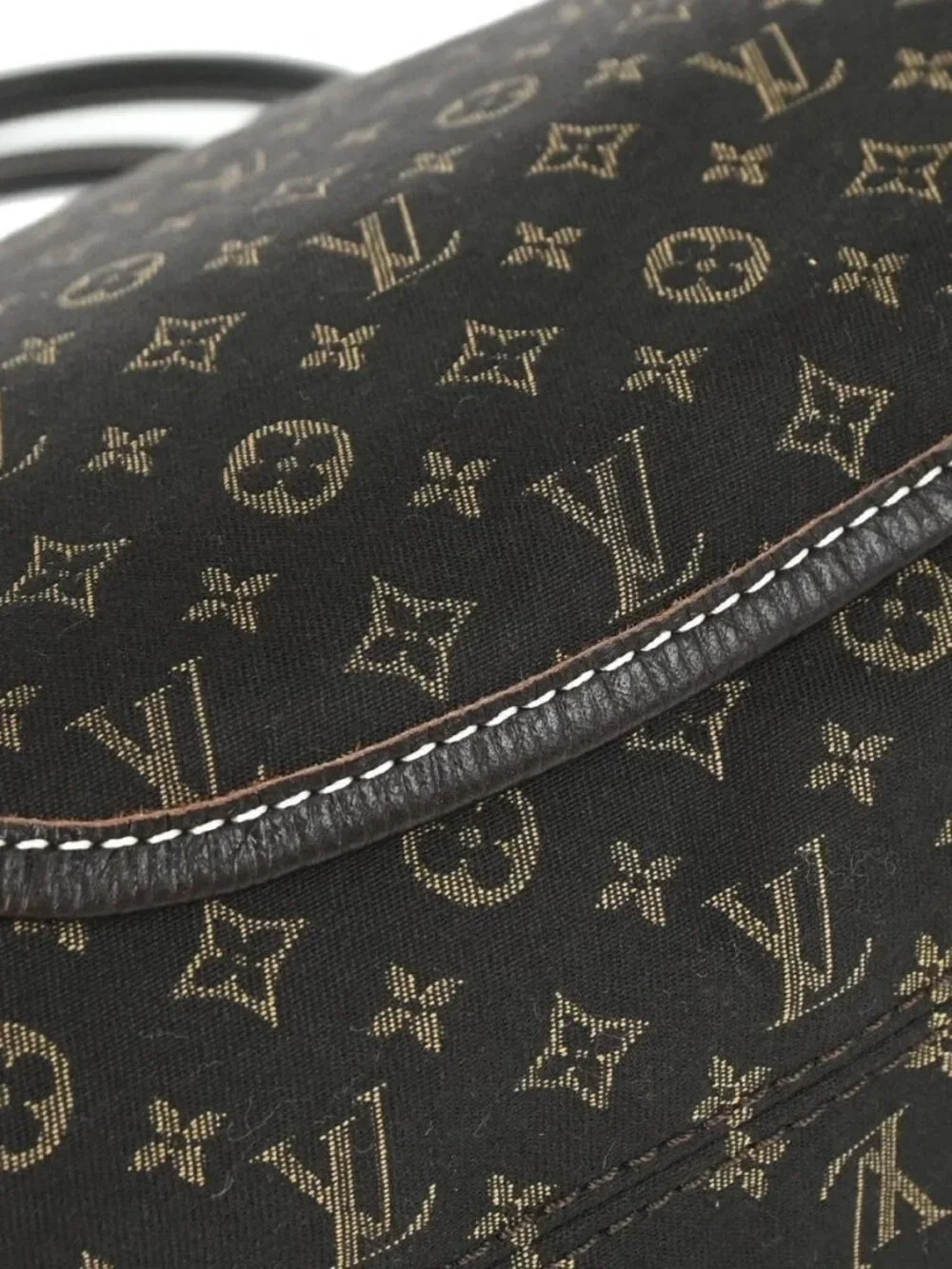 Louis Vuitton outside 	a+